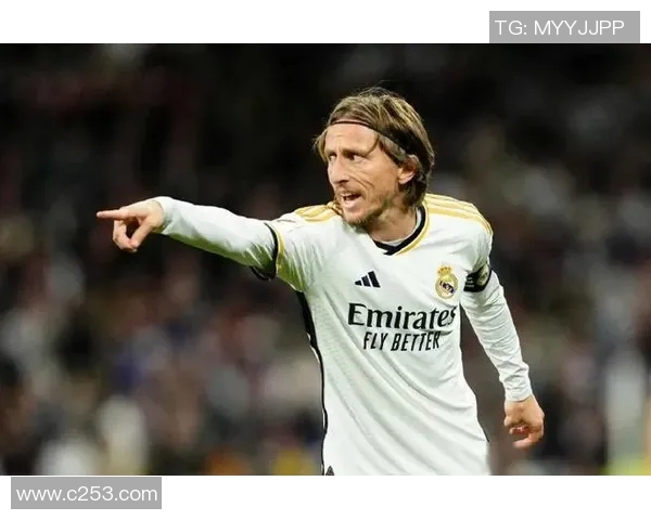 足球明星璀璨光芒下的高清影像展现顶级球技与激情瞬间 足球明星璀璨光芒下的高清影像展现顶级球技与激情瞬间