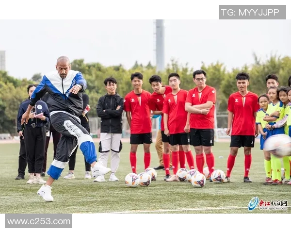 足球球星走进校园与学生同场竞技点燃青春足球梦想