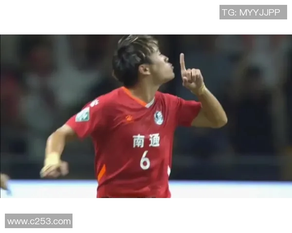 退役球星足球友谊赛精彩回顾 头球破门点燃全场热情 退役球星足球友谊赛精彩回顾 头球破门点燃全场热情